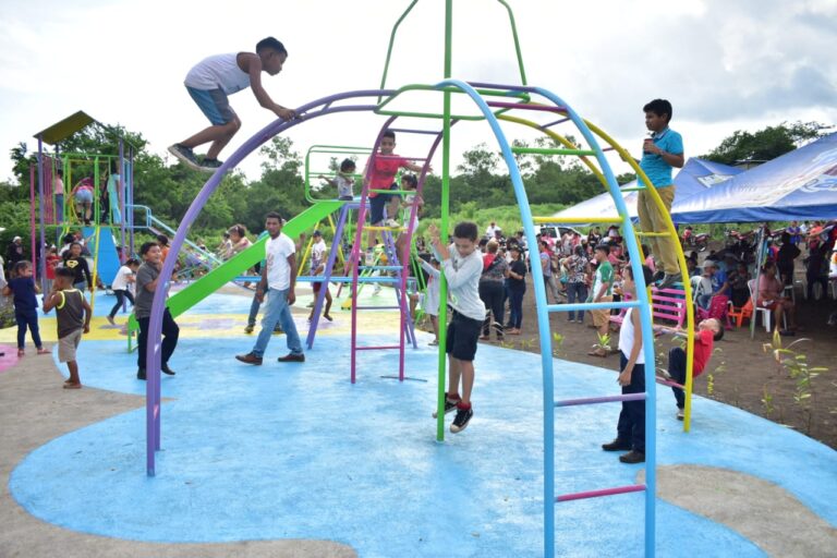 Autoridades Inauguran Parque Infantil en comunidad Lechecuagos de León