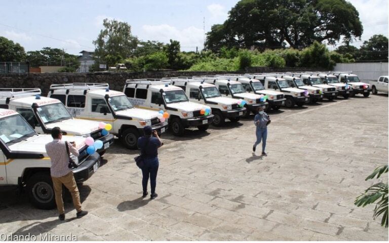 Entregan 15 ambulancias a unidades de salud