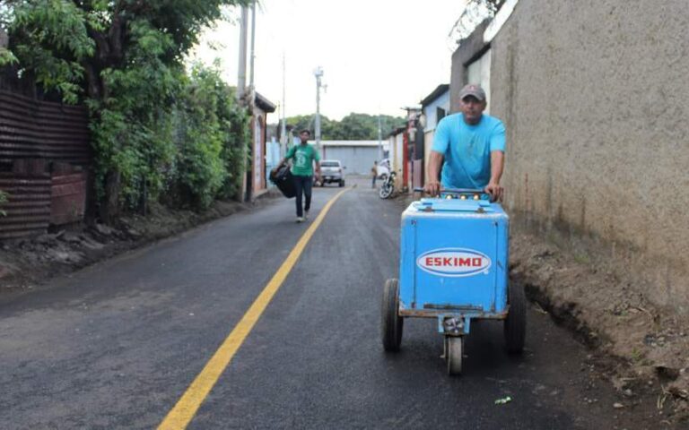 Entregan calles asfaltadas en el barrio El Perú