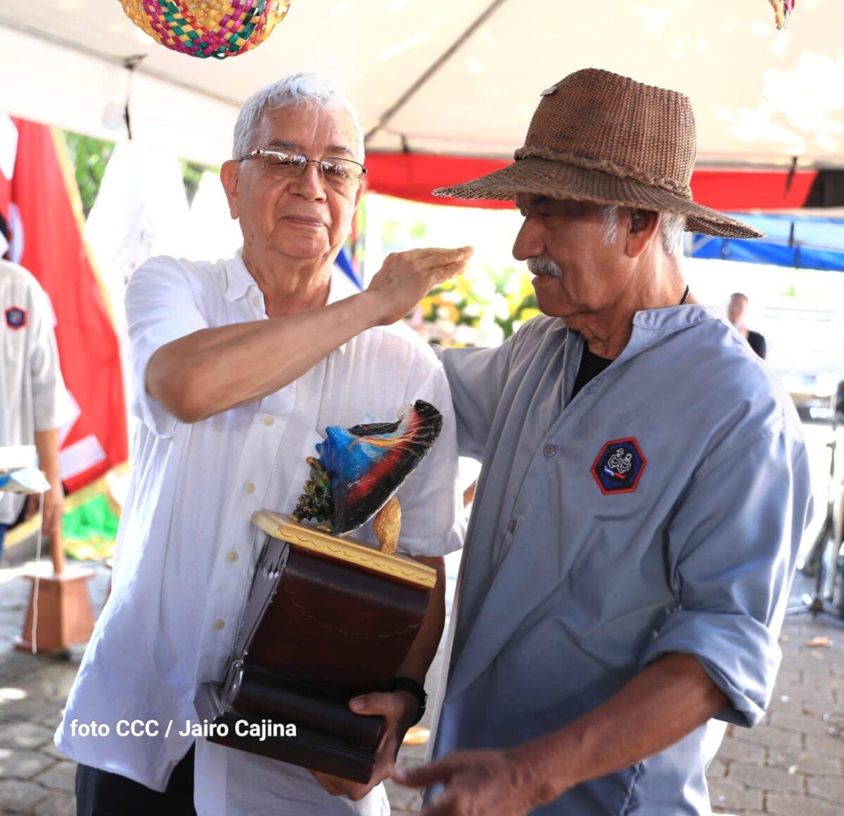 Entrega de reconocimientos a integrantes de la Asociación de Educación Popular Carlos Fonseca Amador (AEPCFA) como Asociación UNESCO.