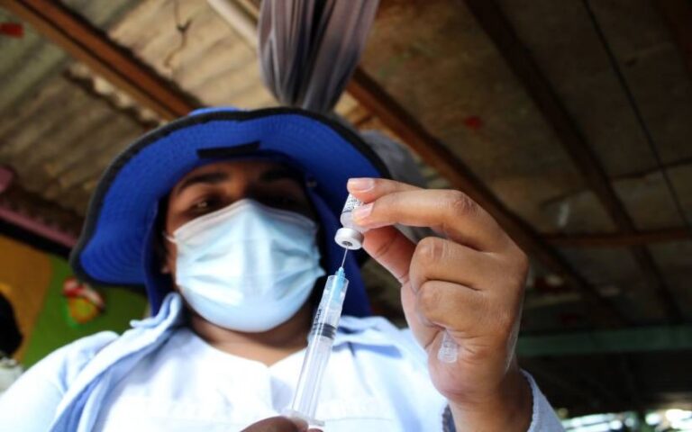 Realizan jornada de vacunación en el barrio 18 de Mayo