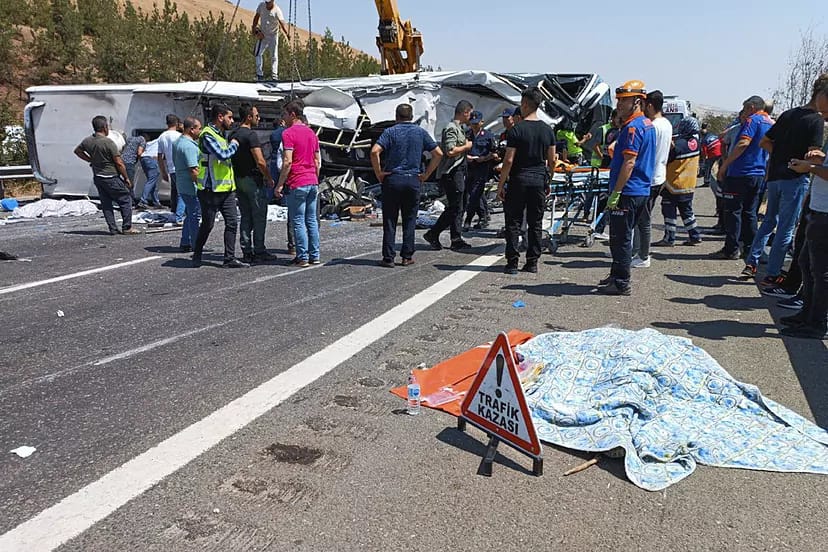 Triple colisión deja 16 muertos y 21 heridos en Turquía