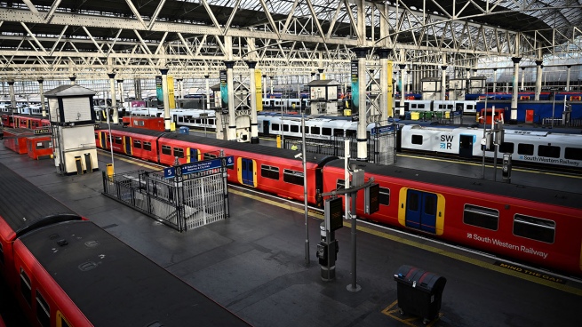 Trabajadores ferroviarios de Reino Unido protagonizan huelga en demanda de mejores salarios