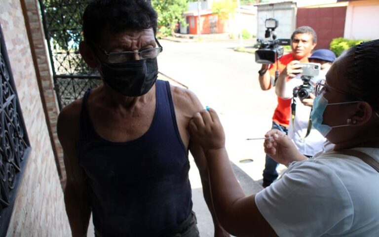 Jornada de vacunación en el barrio San Luis