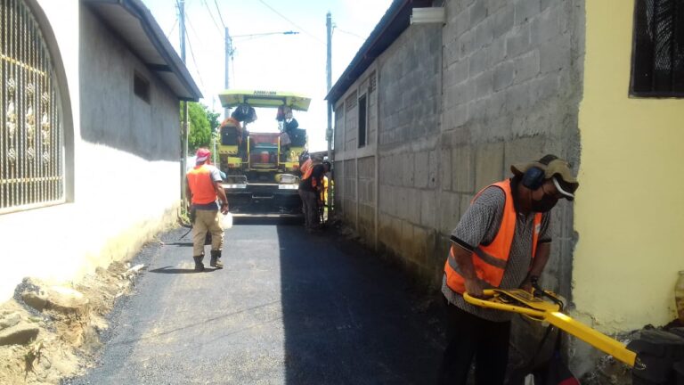 Supervisan obra de mejoramiento vial en el barrio Casas para el Pueblo