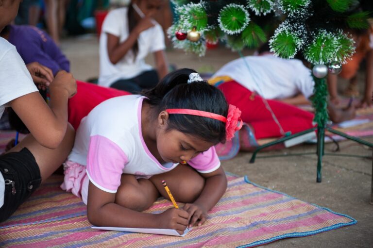 Estudiantes filipinos regresan a las aulas de clases
