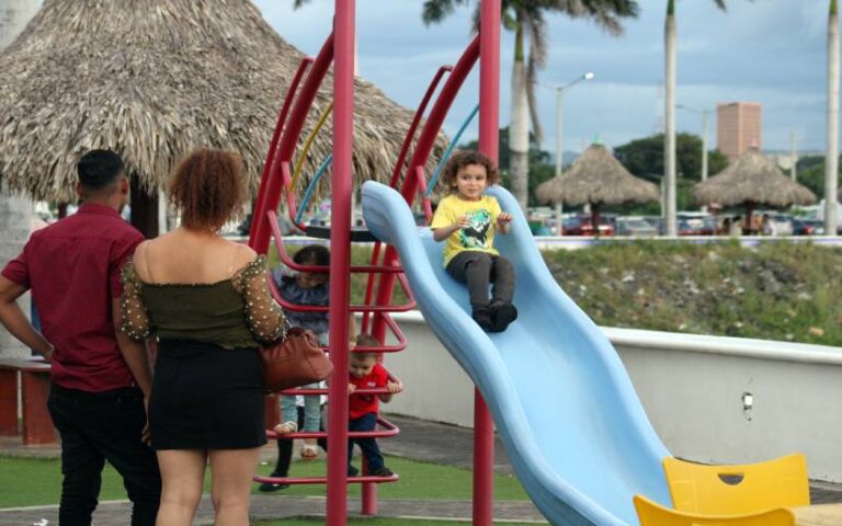 Familias visitan el Puerto Salvador Allende