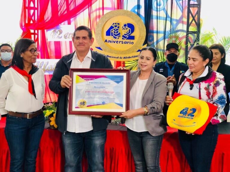 Autoridades entregan reconocimientos a los alfabetizadores en Estelí