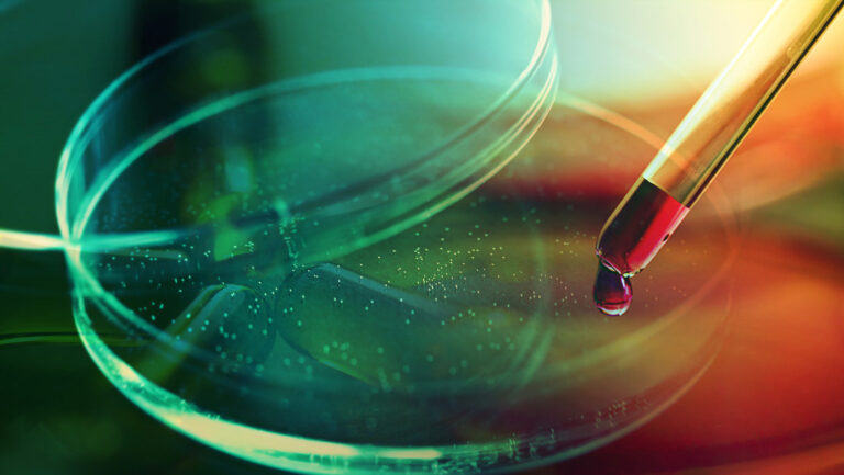 Hombre se contagia simultáneamente de VIH, viruela del mono y Covid-19