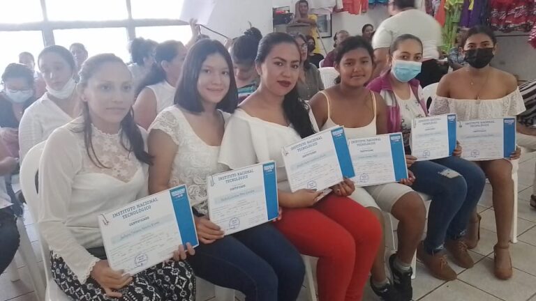 Mujeres egresan de las escuelas de oficio de Jinotepe