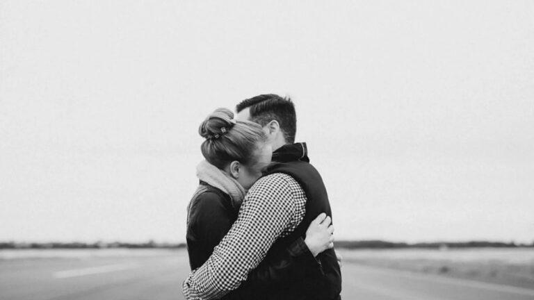 Rompe tres costillas a su compañera de trabajo por fuerte abrazo