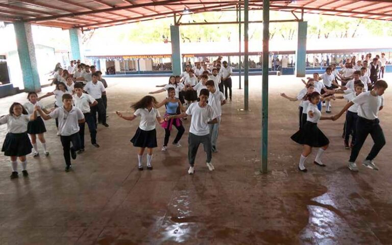 Estudiantes ensayan para celebrar las Fiestas Patrias