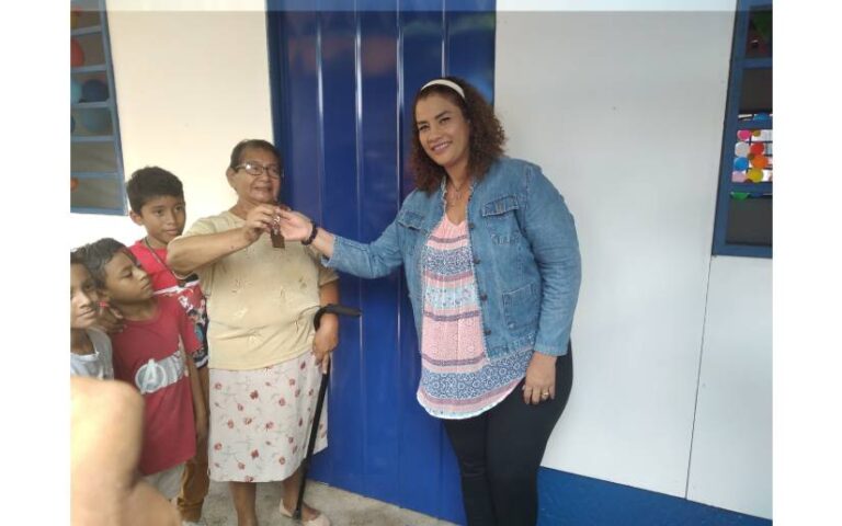 Entregan vivienda en el barrio Santos López