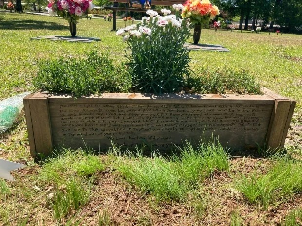 Profana dos tumbas para despedirse de su primo