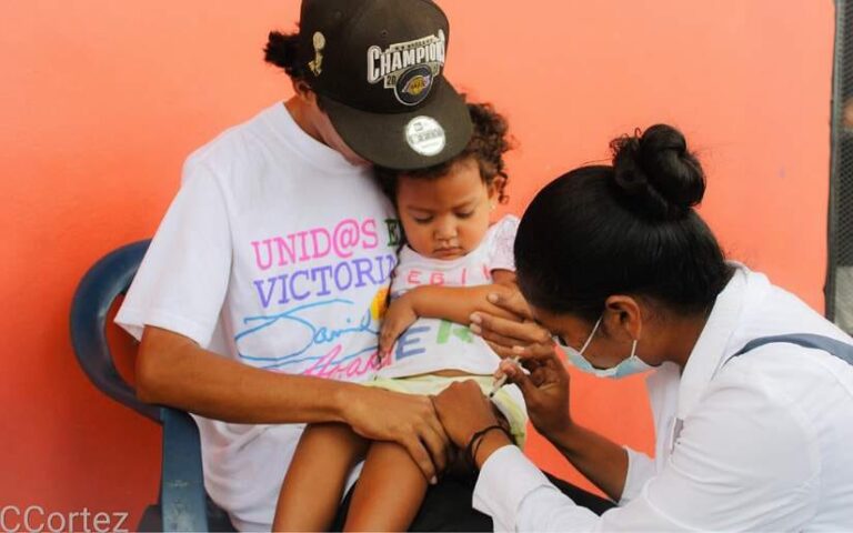 Familias del barrio Adolfo Reyes fueron vacunadas contra el COVID-19