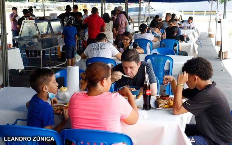 Centenares de familias visitaron la Feria del Mar