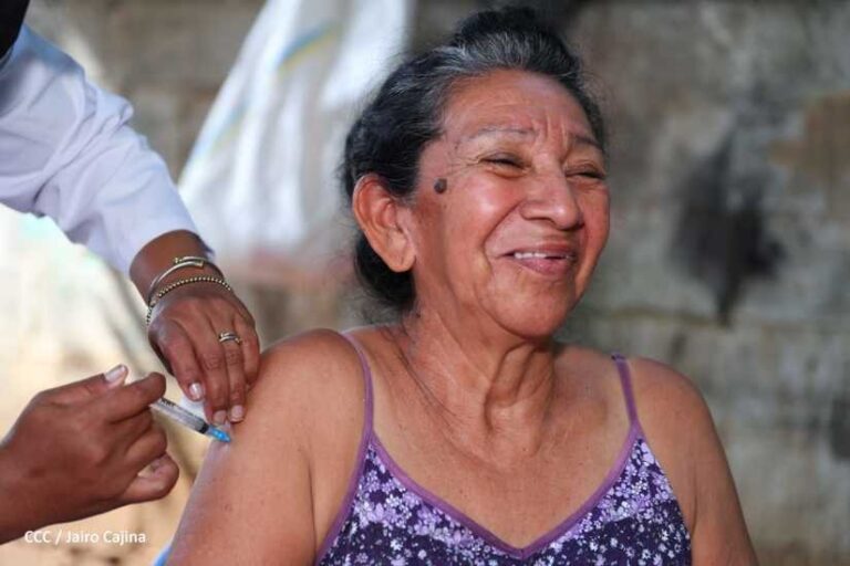 Médicos vacunan contra la Covid-19 a familias del barrio Jorge Dimitrov