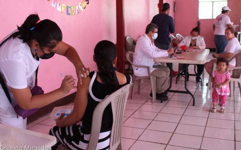 Brigada médica brinda atención a familias del barrio Monseñor Lezcano