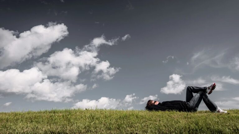 Gana competencia por permanecer acostado