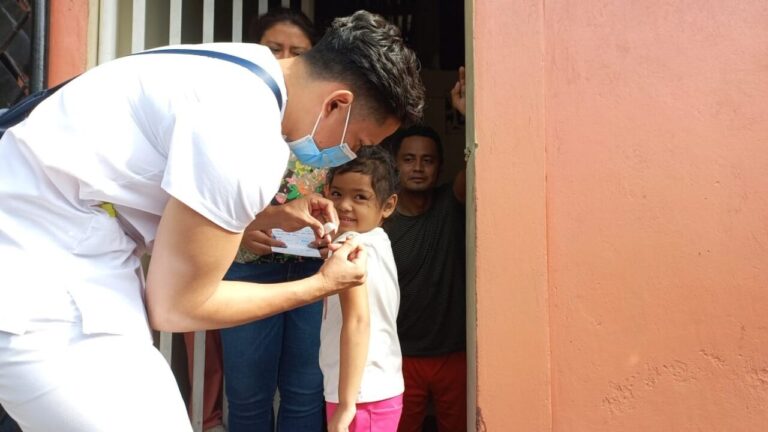 Realizan jornada de vacunación en el barrio Jorge Cassaly