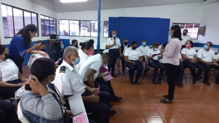 Capacitan a personal del DGME con Cartilla para la prevención de femicidio