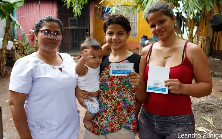 Familias de Mateare son vacunadas contra el COVID-19