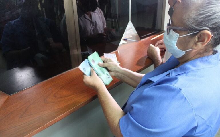 Servidores públicos de la salud reciben su salario de septiembre