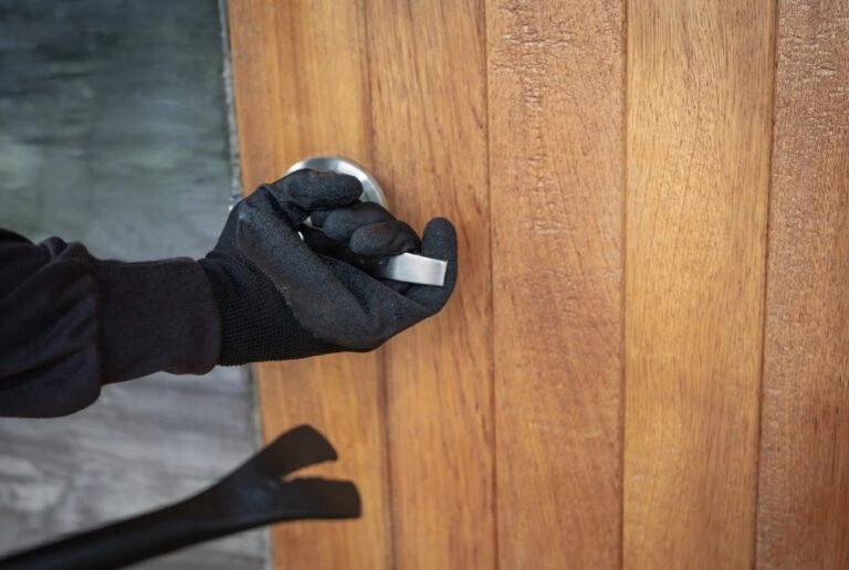 Ladrón abraza a su víctima y le recomienda cerrar siempre la puerta de su casa