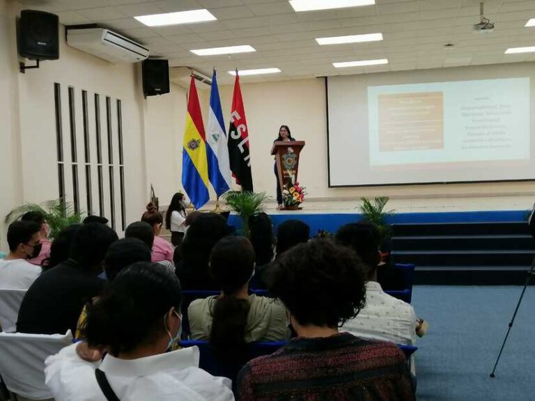 UNAN- Managua premia a mejores estudiantes de la carrera de comunicación