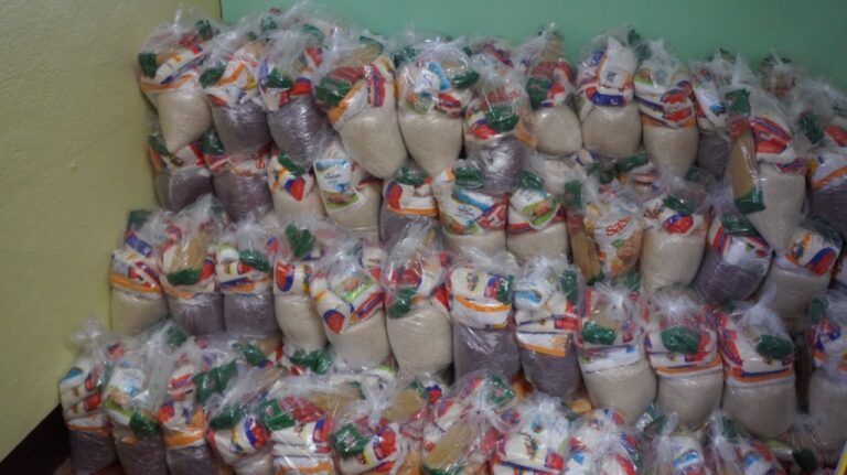 Madres de partos múltiples reciben paquetes alimenticios en Jalapa