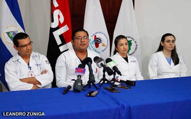 Entregan reconocimiento a personal médico del Hospital Bertha Calderón