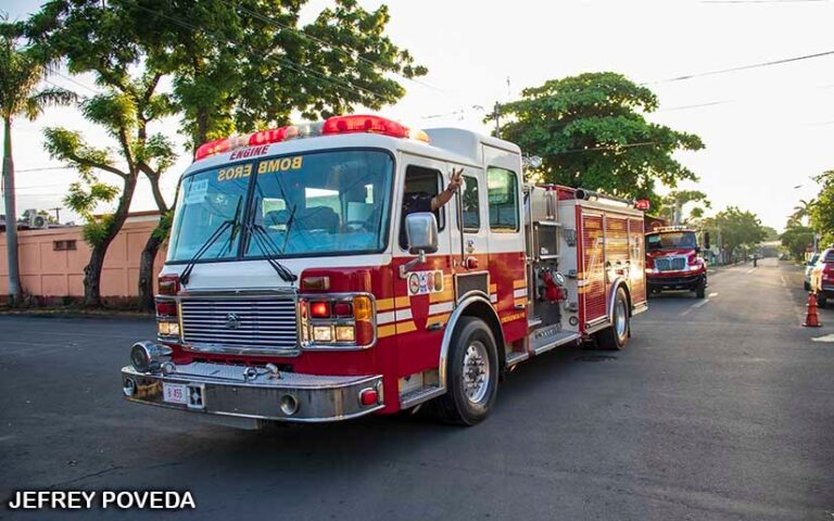 Trasladan dos camiones de bomberos a nueva estación en Santa Teresa