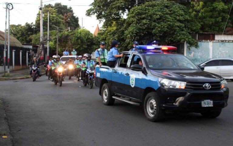 Policía Nacional saluda a la Patria Bendita con alegres dianas