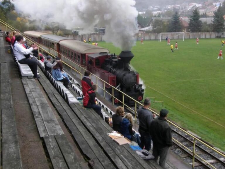 Un tren pasa en medio de un campo de fútbol