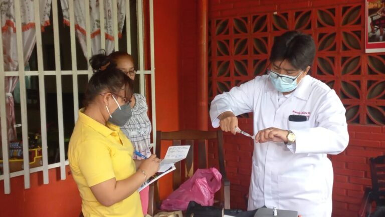 Familias de Villa Flor Sur se vacunan contra la covid 19