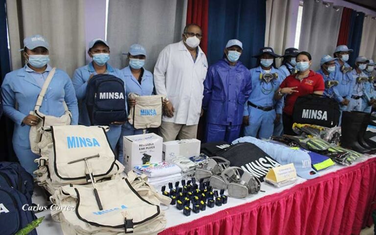 Entregan equipos de protección a trabajadores de la salud