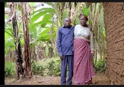 Aprovecha que su padre falleció y se casa con su madrastra