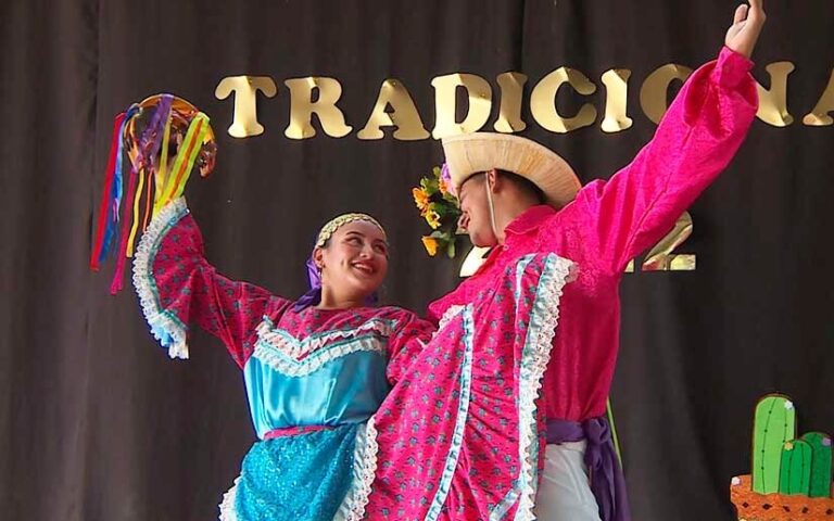 Desfile de Moda en celebración del mes patrio