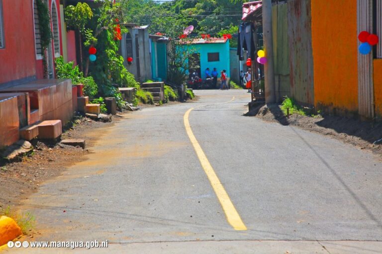Familias del barrio 18 de mayo inauguran 5 cuadras nuevas