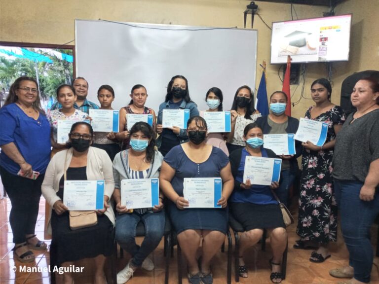 Protagonistas de Dolores culminan curso de repostería