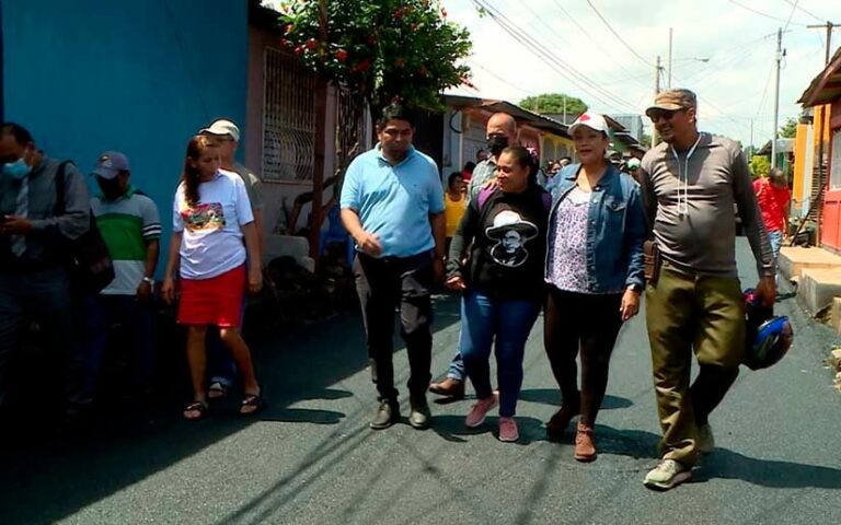 Supervisan avances en revestimiento asfaltico en Villa Reconciliación Sur