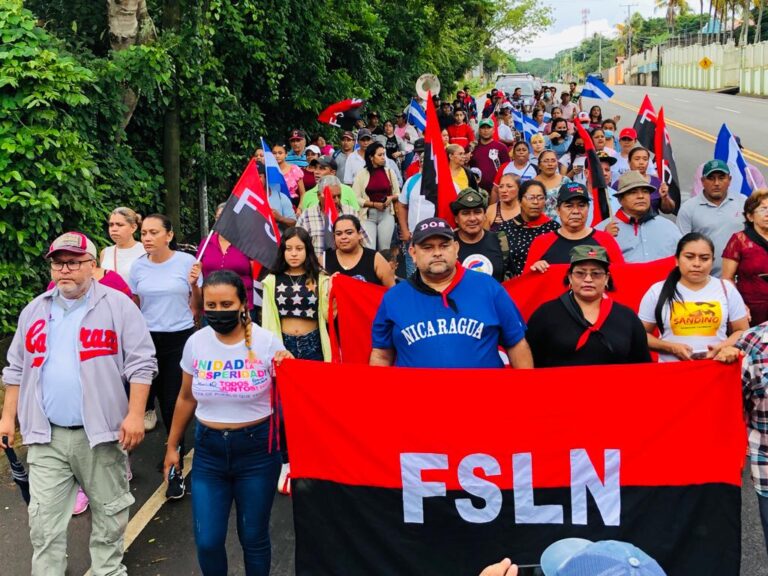 Familias realizan caminata en El Rosario