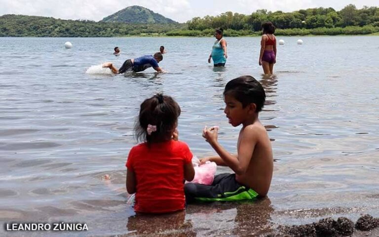 Familias disfrutan sus vacaciones en Xiloá y Xilonen