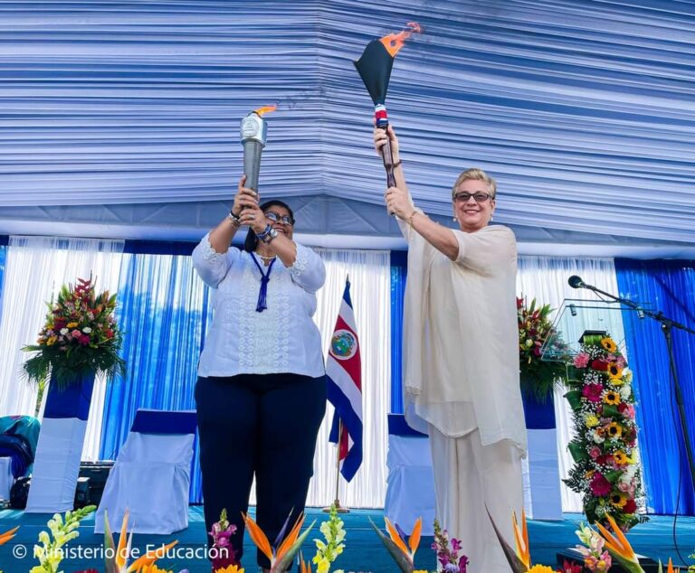 Nicaragua entrega Antorcha de la Libertad Centroamericana a Costa Rica
