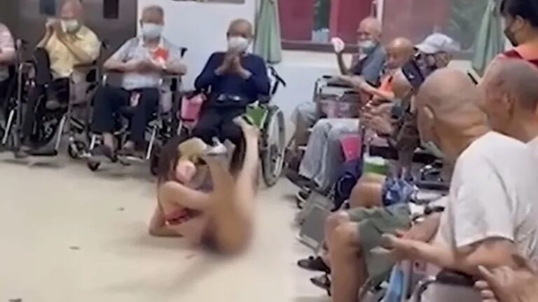 Contratan a “stripper” para alegrar a ancianos