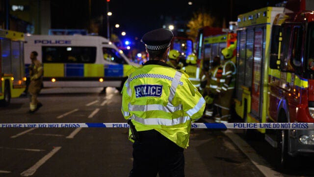 Apuñalan a dos policías en Londres