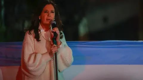 Reaparece en público vicepresidenta de Argentina luego de atentado