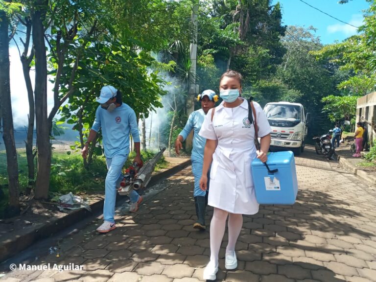 Jornada de fumigación y aplicación de vacunas en Diriamba
