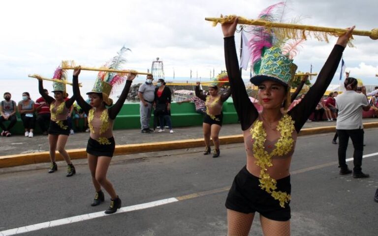 Celebran Desfile Patrio en el Puerto Salvador Allende