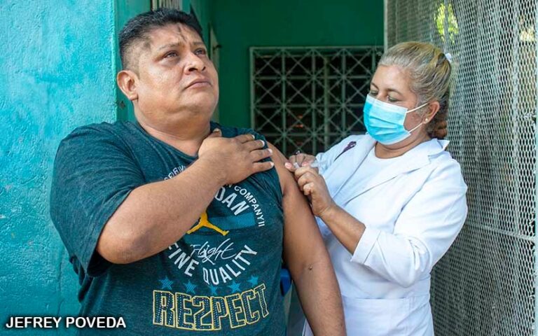 Familias de El Recreo se vacunan contra la Covid-19